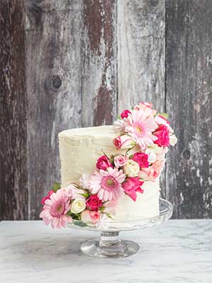 Wedding cake with pink roses as - DIY elements for your wedding