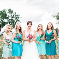 bride-with-bridesmaids-in-turquoise